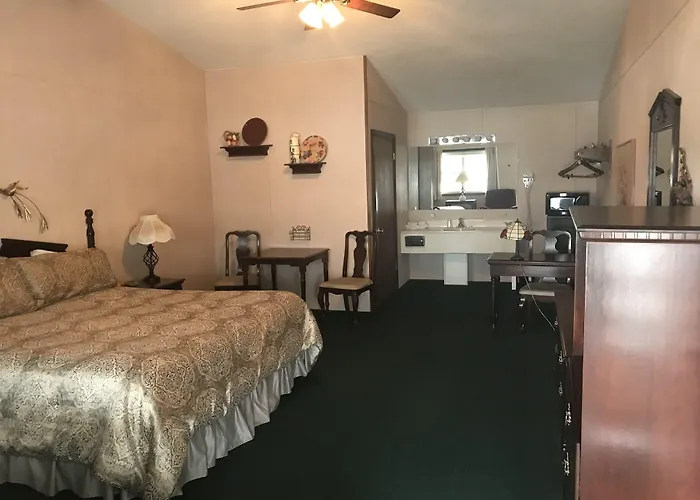 Longhouse Lodge Motel